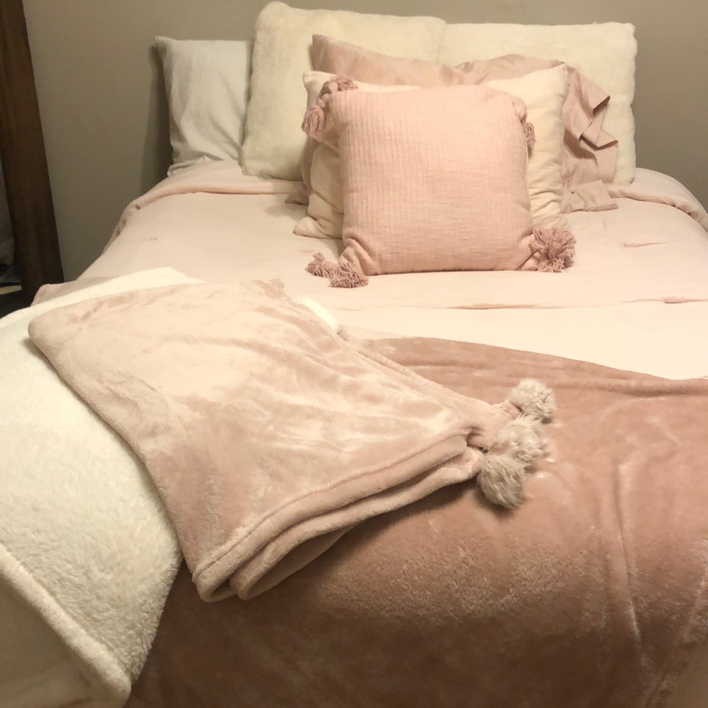 Selling comforter by project 62 and Nate Berkus